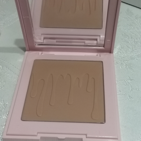 Kylie Jenner Bronzing Powder in Tequila Tan - Picture 5 of 7
